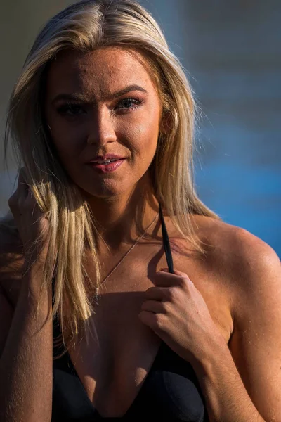 Egy Gyönyörű Szőke Bikini Modell Pózol Szabadban Közel Tóhoz Miközben — Stock Fotó