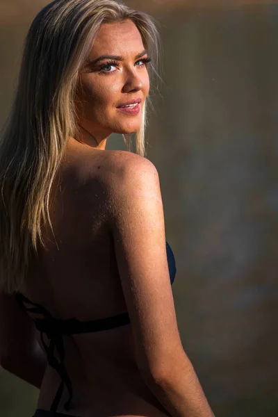 Una Splendida Modella Bionda Bikini Posa All Aperto Vicino Lago — Foto Stock