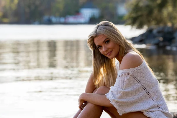 Muhteşem sarışın bir bikini modeli göl kenarında poz verirken yaz havasının tadını çıkarıyor..