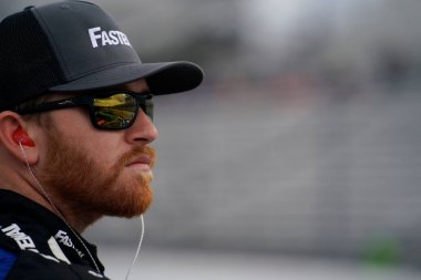 Chris Buescher Martinsville, VA 'daki Martinsville Yarış Pisti' nde Blue-Emu Maksimum Acılı Yardım 400 için antrenman yapmaya hazırlanıyor..