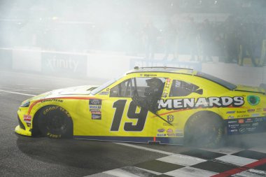 Brandon Jones Martinsville, VA 'deki Call 811.com motorlu Call 811' i kazanmıştır..