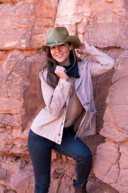 Güzel bir İspanyol mankeni kışın Arizona çölünün tadını çıkarır.