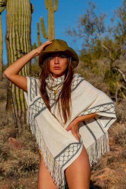 Güzel bir İspanyol modeli güneşli bir günde Arizona çölünün tadını çıkarıyor.