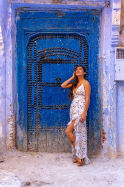 Blue City of Chefchaouen, Fas, Afrika 'da bir model poz veriyor
