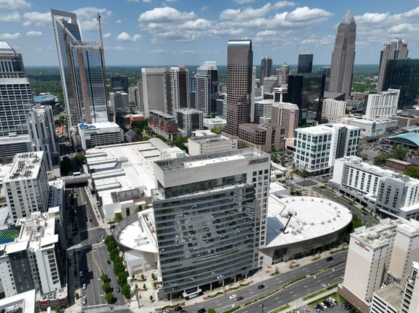 Charlotte, Kuzey Carolina 'da bulunan NASCAR Onur Listesi, NASCAR sürücülük konusunda uzman sürücüleri, tüm zamanların en iyi ekip şefleri ve sahipleri, yayıncılar,. 