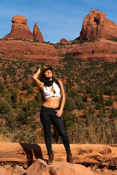 Güzel bir İspanyol mankeni kışın Arizona çölünün tadını çıkarır.