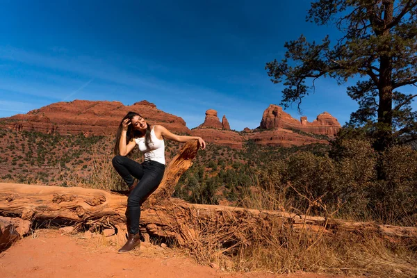 Güzel bir İspanyol mankeni kışın Arizona çölünün tadını çıkarır.