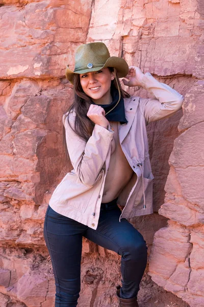 Güzel bir İspanyol mankeni kışın Arizona çölünün tadını çıkarır.