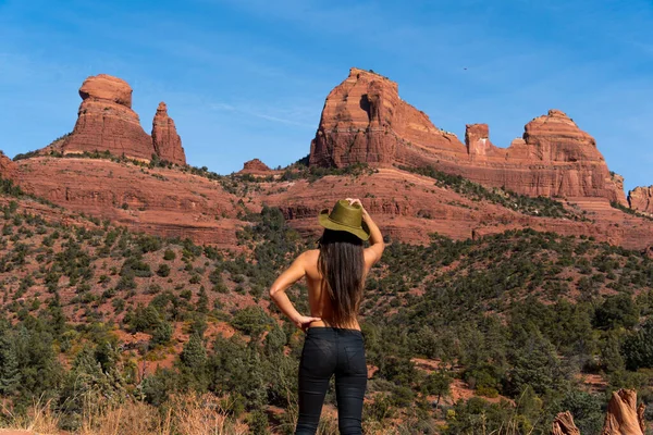 Güzel bir İspanyol kadın Arizona çölünde çıplak poz veriyor.