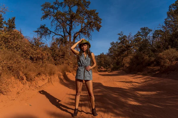 Güzel bir İspanyol model toprak bir yolda Arizona çölünün tadını çıkarıyor.