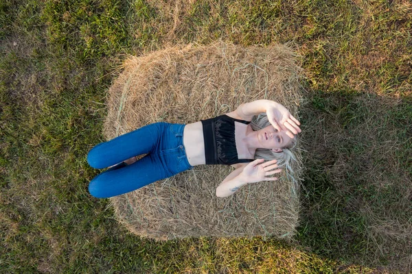 Sarışın bir çiftçinin kızı çiftlik ortamında poz veriyor.