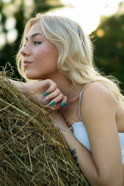 Nádherná Blondýnka Farmář Dcera Pózuje Venku Prostředí Farmy — Stock fotografie