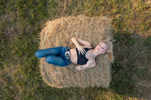 Een Prachtige Blonde Boeren Dochter Poseert Buiten Een Boerderij Omgeving — Stockfoto