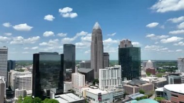 Charlotte, ABD 'nin Kuzey Carolina eyaletindeki en kalabalık şehirdir. Piedmont 'ta yer alan şehir, ABD' nin en kalabalık 16. şehridir..