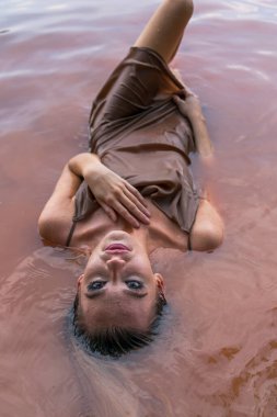 Muhteşem sarışın bir model gölde güzel bir gün geçiriyor.