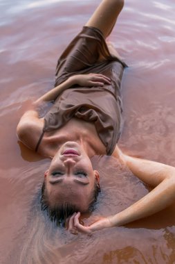 Muhteşem sarışın bir model gölde güzel bir gün geçiriyor.