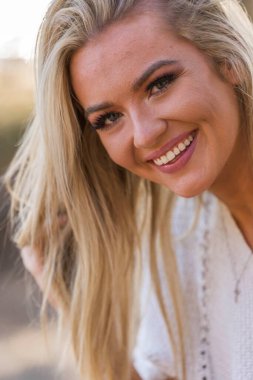 Muhteşem sarışın bir bikini modeli göl kenarında poz verirken yaz havasının tadını çıkarıyor..