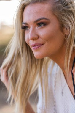 Muhteşem sarışın bir bikini modeli göl kenarında poz verirken yaz havasının tadını çıkarıyor..