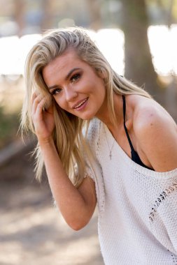 Muhteşem sarışın bir bikini modeli göl kenarında poz verirken yaz havasının tadını çıkarıyor..