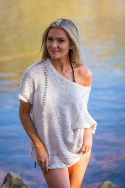 Muhteşem sarışın bir bikini modeli göl kenarında poz verirken yaz havasının tadını çıkarıyor..