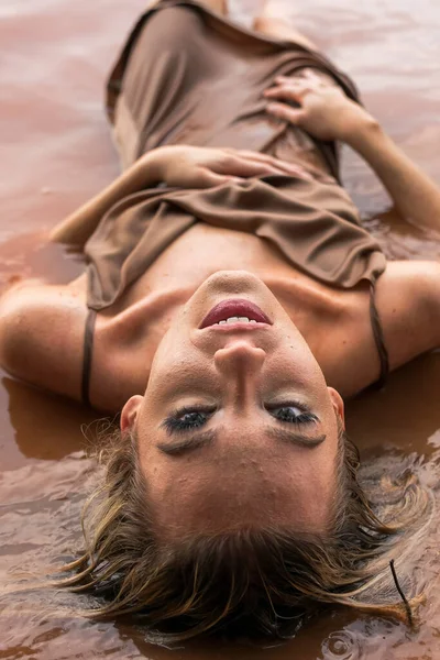 Muhteşem sarışın bir model gölde güzel bir gün geçiriyor.