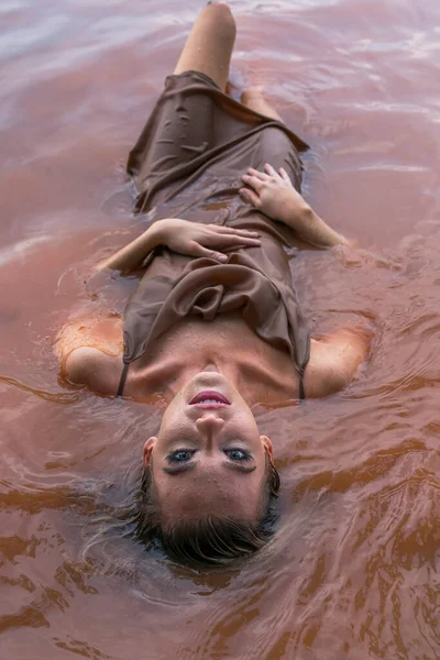 Muhteşem sarışın bir model gölde güzel bir gün geçiriyor.