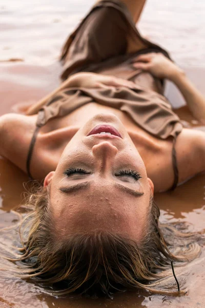 Muhteşem sarışın bir model gölde güzel bir gün geçiriyor.