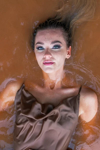 Muhteşem sarışın bir model gölde güzel bir gün geçiriyor.