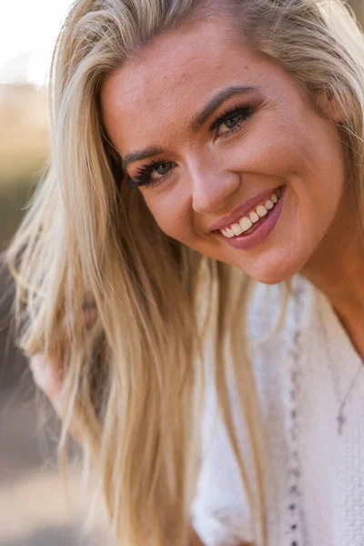 Muhteşem sarışın bir bikini modeli göl kenarında poz verirken yaz havasının tadını çıkarıyor..