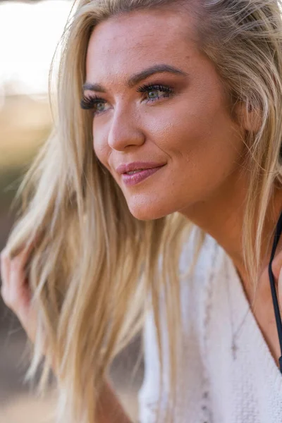 Muhteşem sarışın bir bikini modeli göl kenarında poz verirken yaz havasının tadını çıkarıyor..