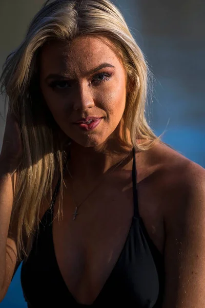 Een Prachtige Blonde Bikini Model Poseert Buiten Buurt Van Een — Stockfoto