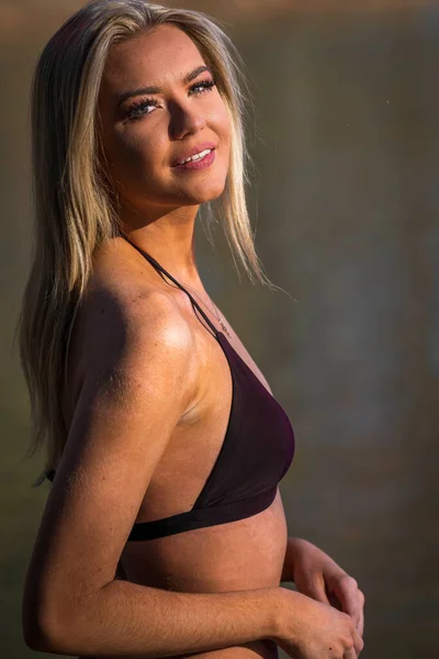 Ein Hinreißendes Blondes Bikini Model Posiert Freien Der Nähe Eines — Stockfoto