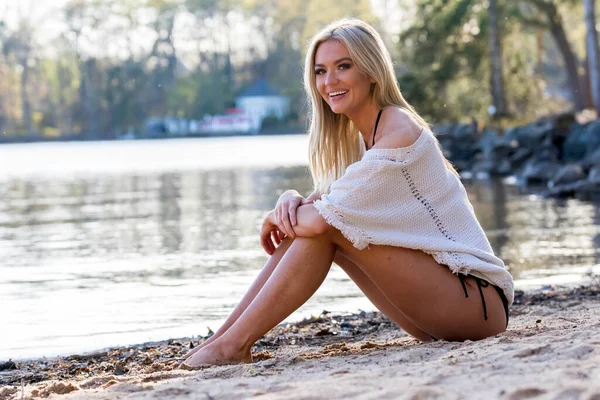 Gorgeous Blonde Bikini Model Poses Outdoors Lake While Enjoying Summer — ストック写真