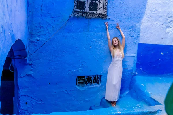 Modèle Pose Dans Ville Bleue Chefchaouen Maroc Afrique — Photo