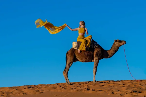 Vacker Modell Rider Kamel Genom Saharaöknen Marocko — Stockfoto