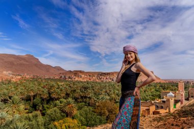 Fas, Afrika 'da muhteşem bir model poz veriyor.