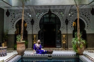 Medine, Fas ve Afrika 'da bir ev ortamında muhteşem bir model poz veriyor.