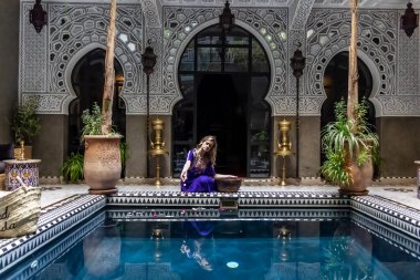 Medine, Fas ve Afrika 'da bir ev ortamında muhteşem bir model poz veriyor.