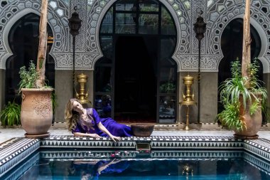 Medine, Fas ve Afrika 'da bir ev ortamında muhteşem bir model poz veriyor.