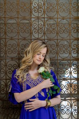 Fas, Afrika 'da muhteşem bir model poz veriyor.