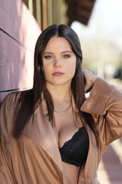 Muhteşem bir esmer model, sonbahar havasının tadını çıkarırken dışarıda poz veriyor.