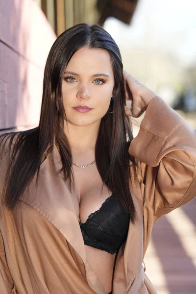 Gorgeous Brunette Model Poses Outdoors While Enjoying Autumn Weather — Stock Photo, Image