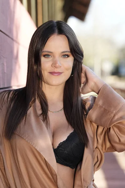 Muhteşem bir esmer model, sonbahar havasının tadını çıkarırken dışarıda poz veriyor.