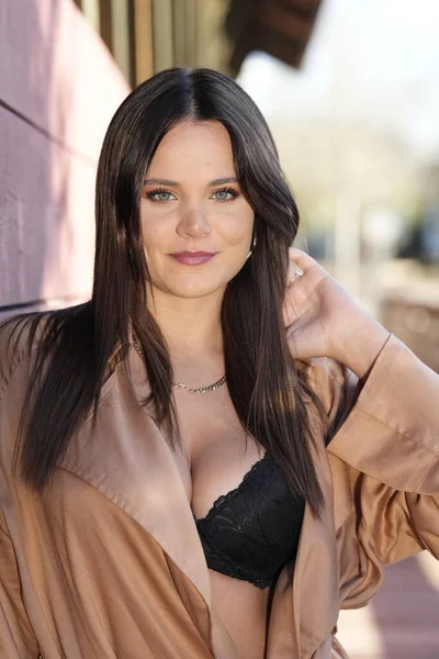 Muhteşem bir esmer model, sonbahar havasının tadını çıkarırken dışarıda poz veriyor.