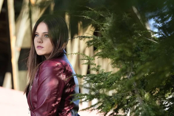 Muhteşem bir esmer model, sonbahar havasının tadını çıkarırken dışarıda poz veriyor.