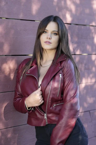 Muhteşem bir esmer model, sonbahar havasının tadını çıkarırken dışarıda poz veriyor.