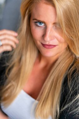 Muhteşem sarışın bir model işe gitmeden önce evde bir gün geçirmekten zevk alıyor.