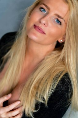 Muhteşem bir sarışın model işten önce evde vakit geçirmekten hoşlanıyor.