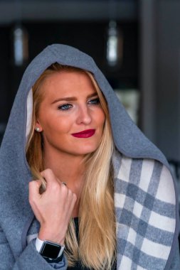 Muhteşem sarışın bir model işe gitmeden önce evde bir gün geçirmekten zevk alıyor.