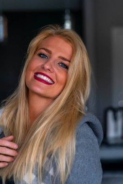 Muhteşem sarışın bir model işe gitmeden önce evde bir gün geçirmekten zevk alıyor.